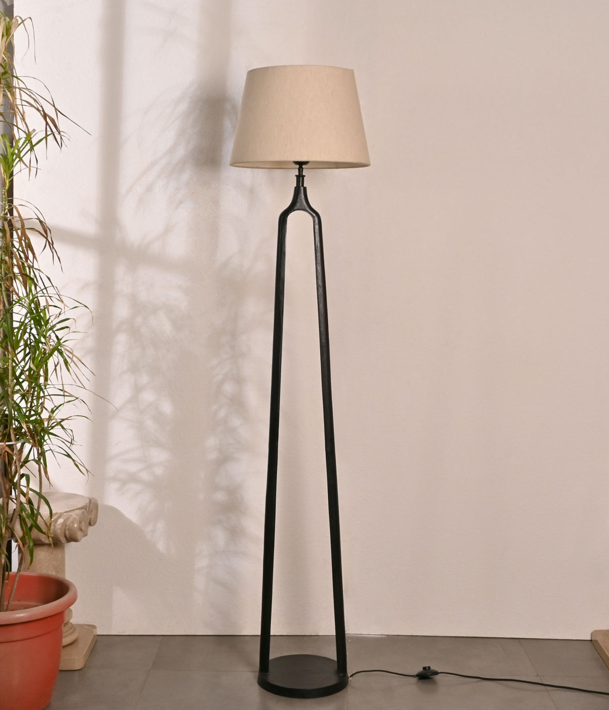 Obsidian Glow Floor Lamp